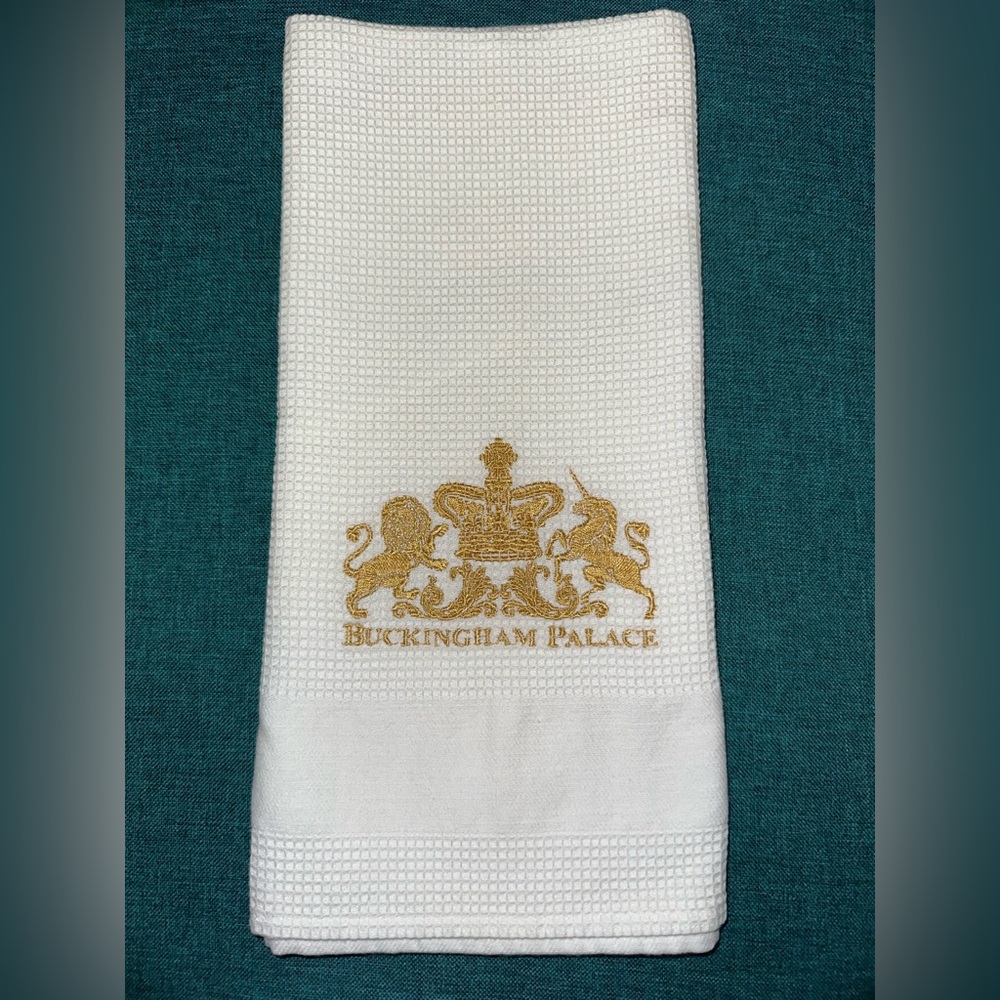 THE ROYAL COLLECTION BUCKINGHAM PALACE Lion & Unicorn TEA TOWEL  1 Unused